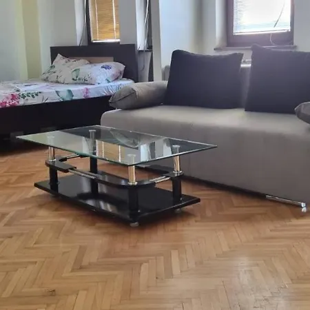 Nakov Next To Bus Station Üsküp